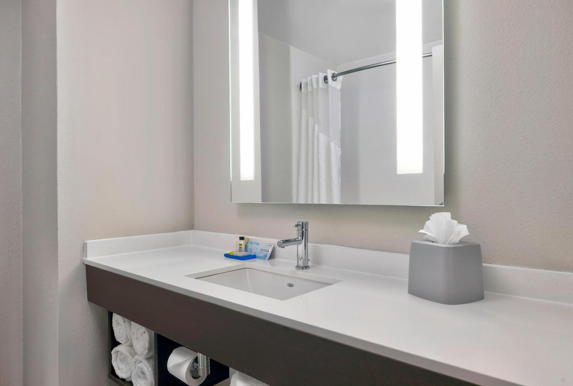 Holiday Inn Express & Suites Kansas City Airport By Ihg Zewnętrze zdjęcie