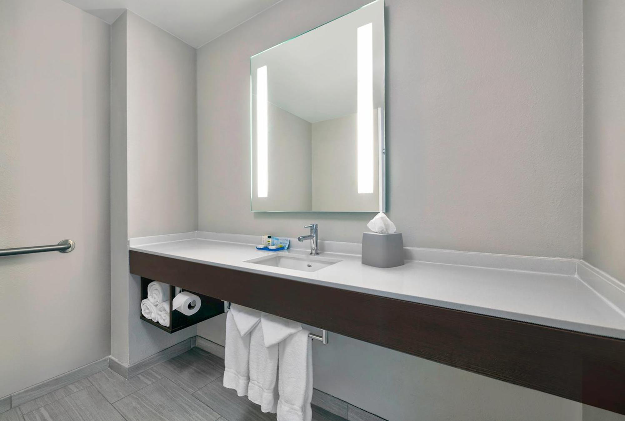 Holiday Inn Express & Suites Kansas City Airport By Ihg Zewnętrze zdjęcie