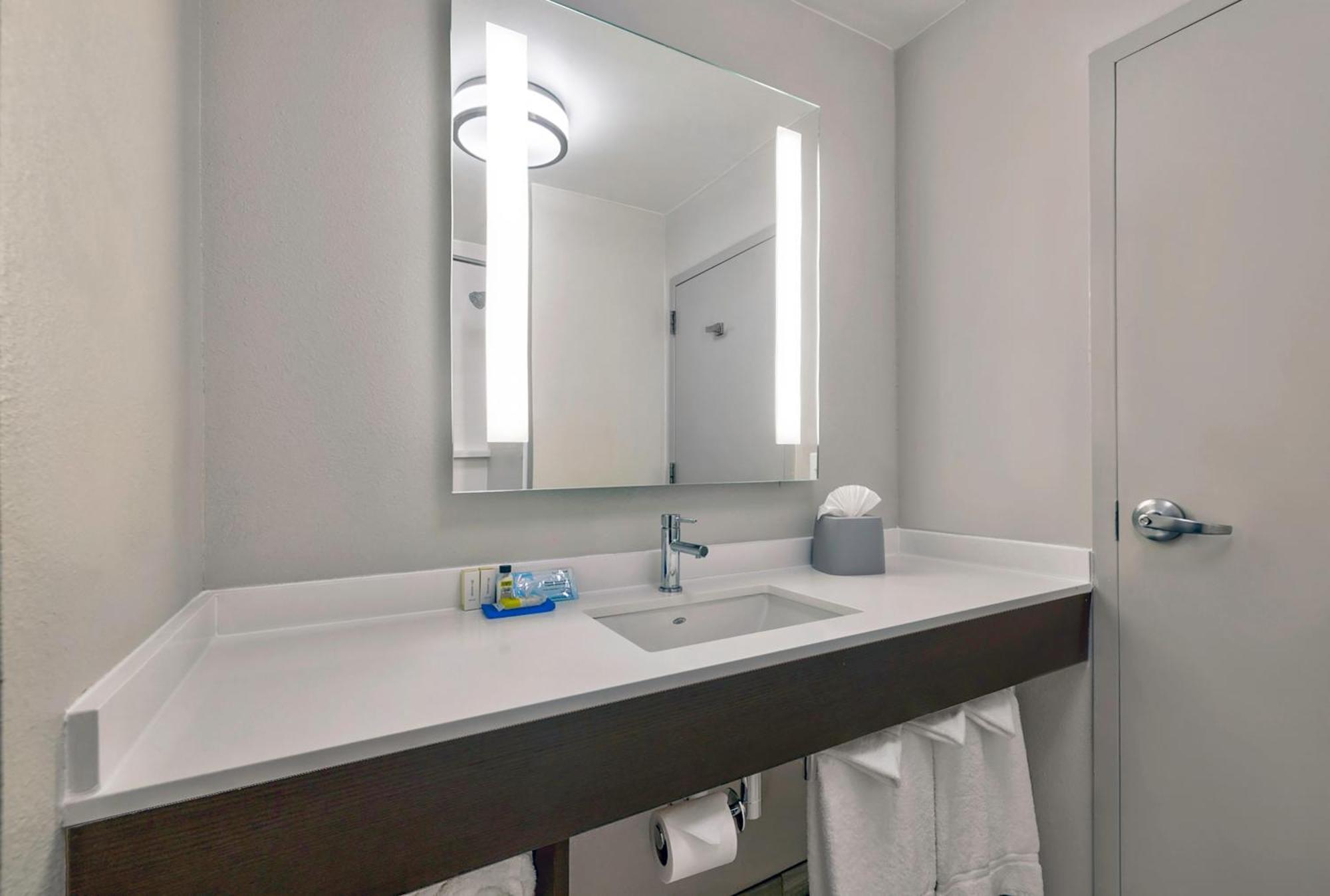 Holiday Inn Express & Suites Kansas City Airport By Ihg Zewnętrze zdjęcie