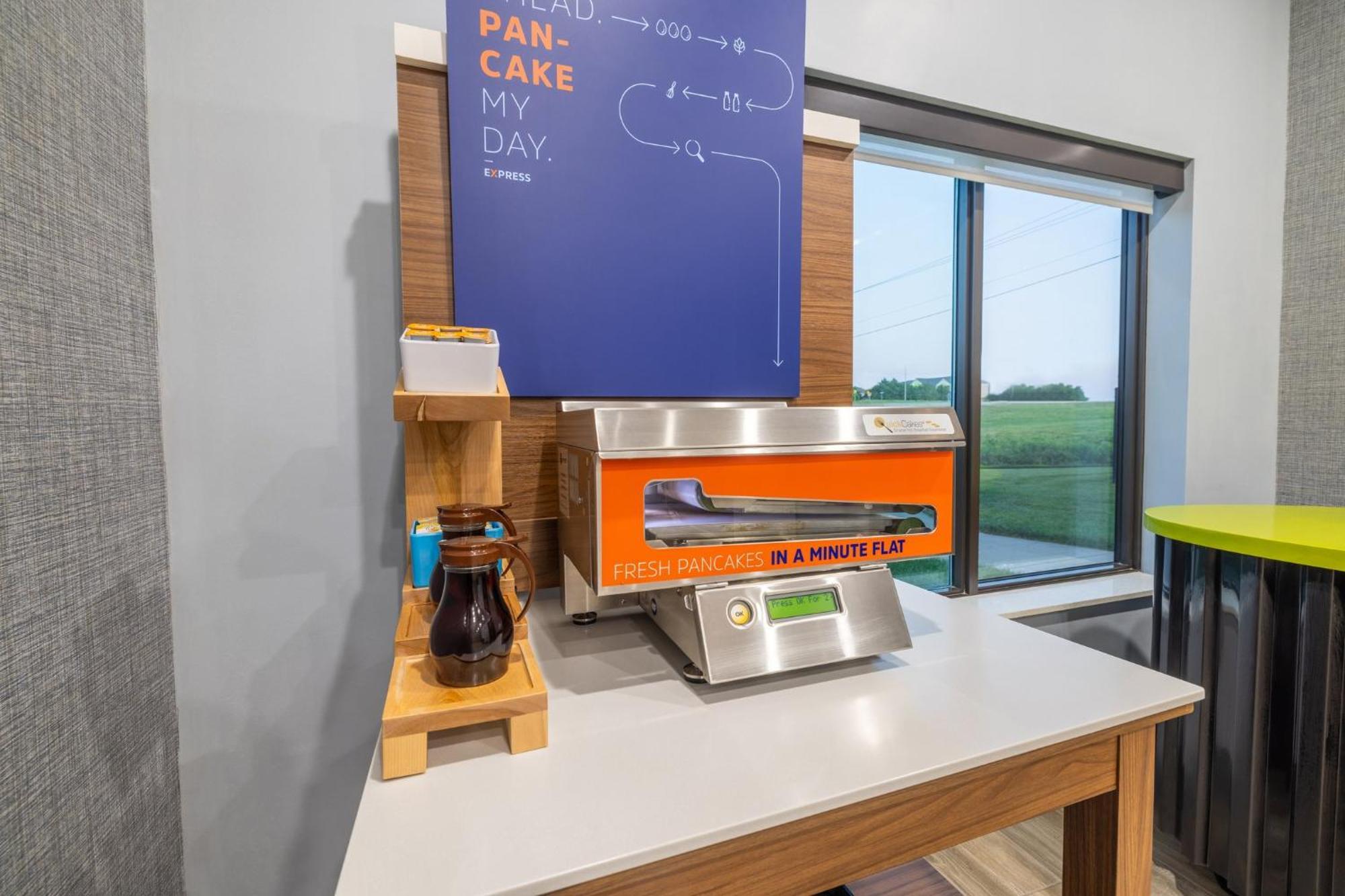 Holiday Inn Express & Suites Kansas City Airport By Ihg Zewnętrze zdjęcie