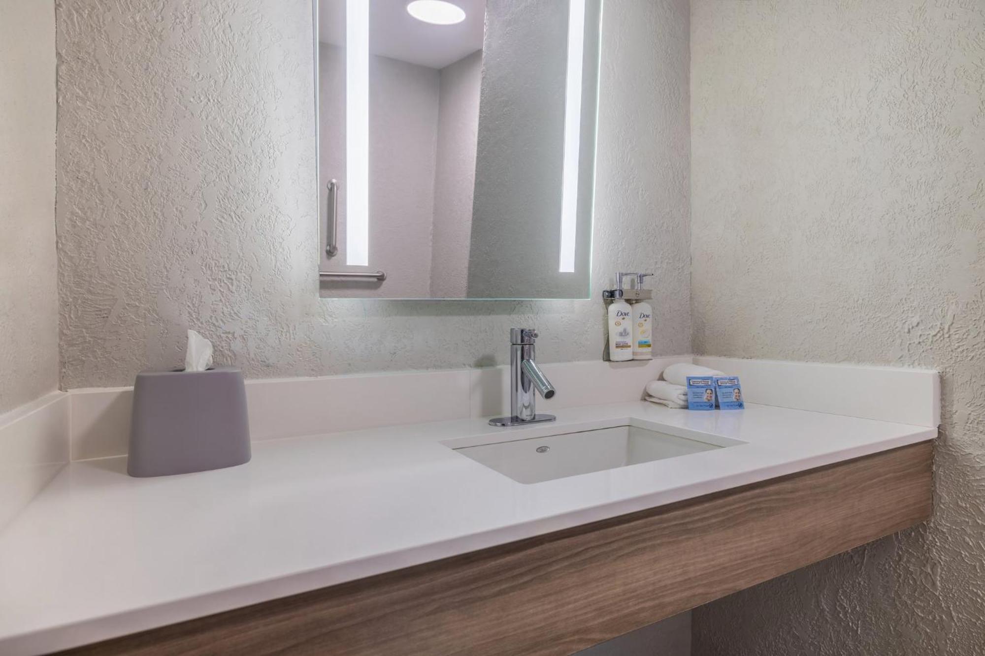 Holiday Inn Express & Suites Kansas City Airport By Ihg Zewnętrze zdjęcie