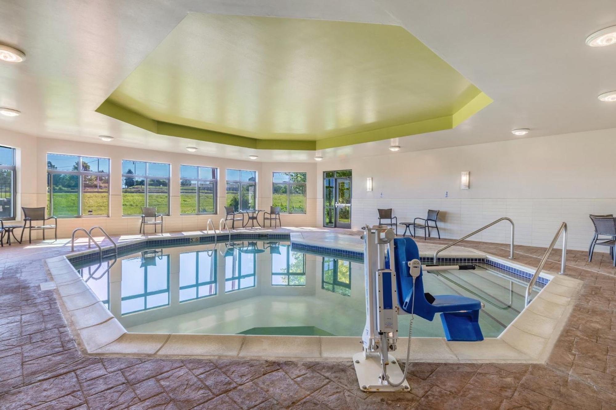 Holiday Inn Express & Suites Kansas City Airport By Ihg Zewnętrze zdjęcie