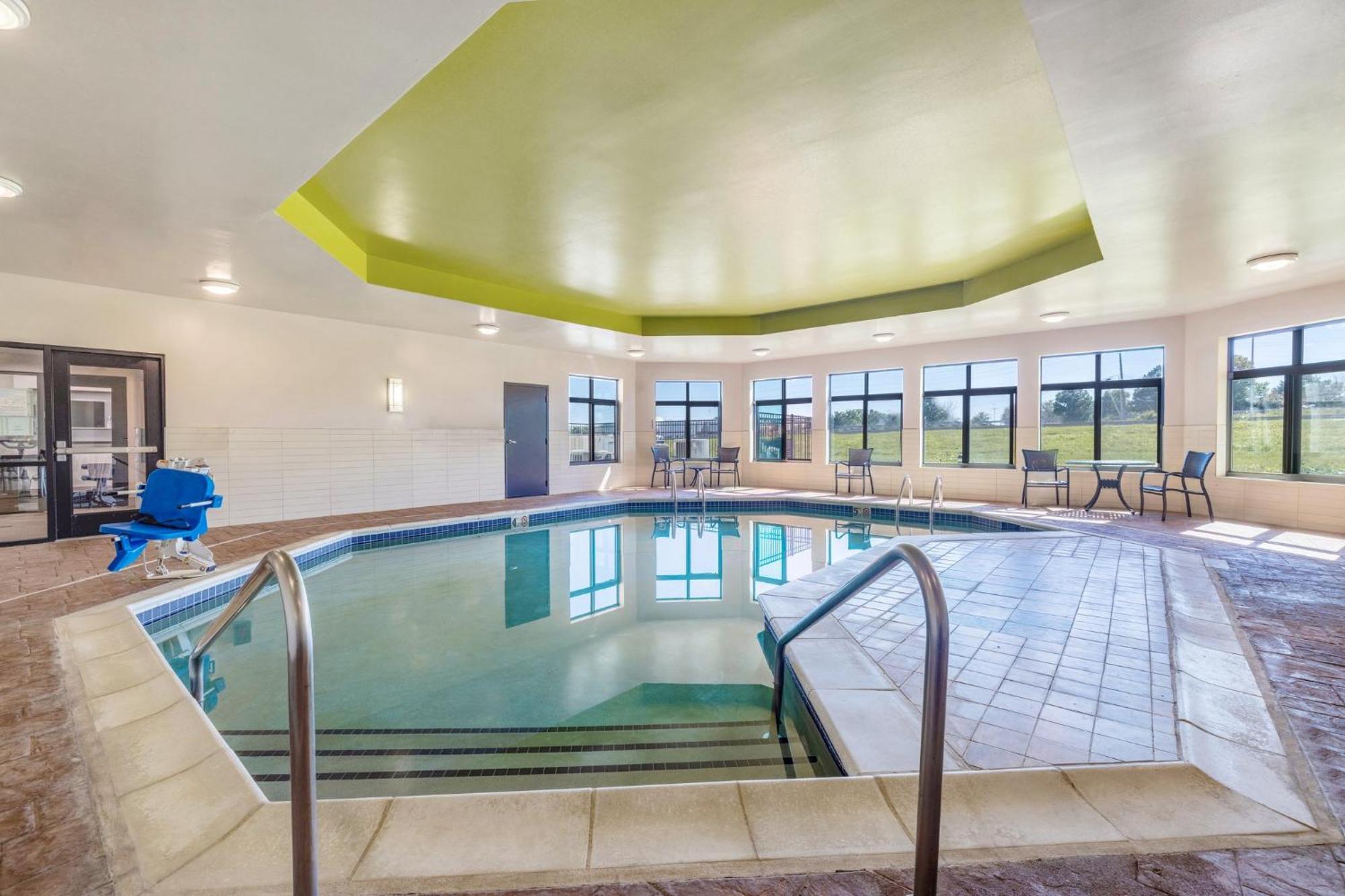 Holiday Inn Express & Suites Kansas City Airport By Ihg Zewnętrze zdjęcie