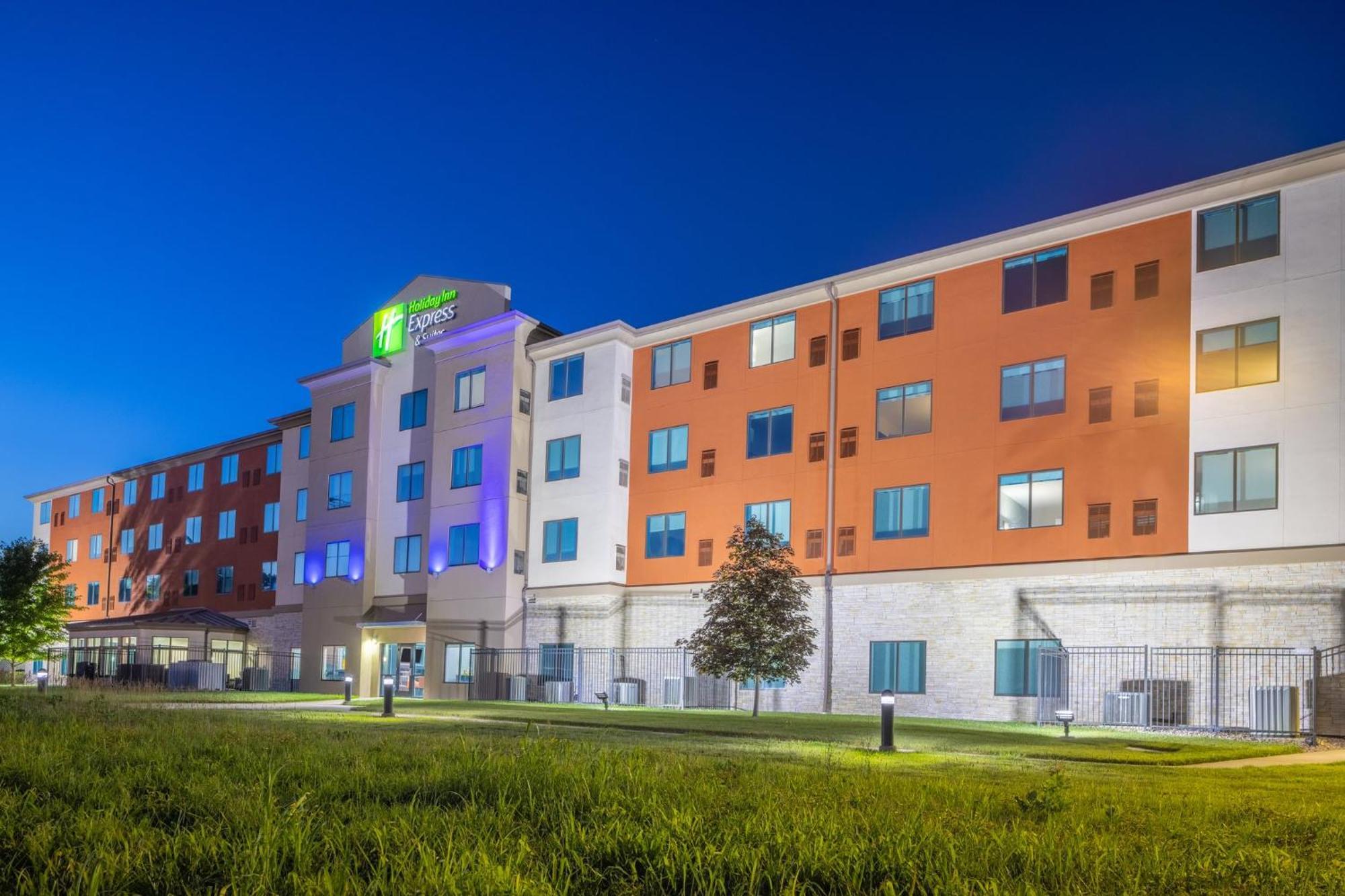 Holiday Inn Express & Suites Kansas City Airport By Ihg Zewnętrze zdjęcie